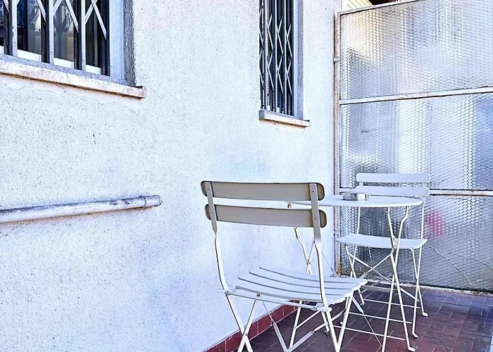 Modern With Balcony Near Centre מילאנו