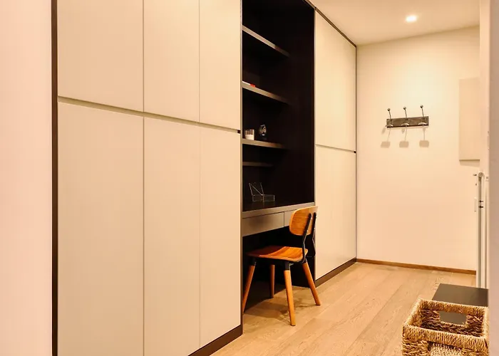 Hostmate - - Magenta 52 - Cadorna * Milaan