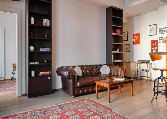 Hostmate - - Magenta 52 - Cadorna * Milaan