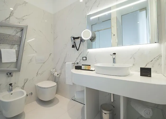 Gatto Bianco Mia Otel Milano