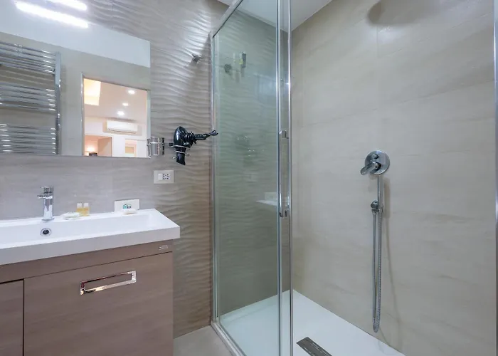 I Host - Della Torre 9 *