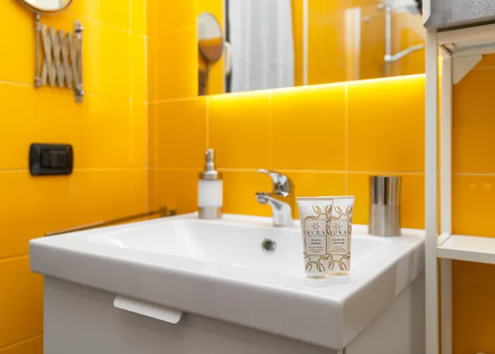 Free Private Parking - 5min To Metro - Balcony - Quiet