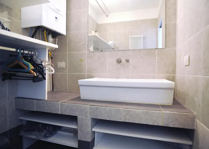 בית אירוח Sant Ambrogio Courtyard In Shared Flat מילאנו