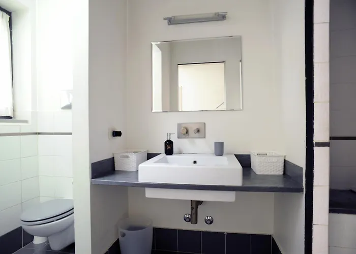 Sant Ambrogio Courtyard In Shared Flat בית אירוח מילאנו