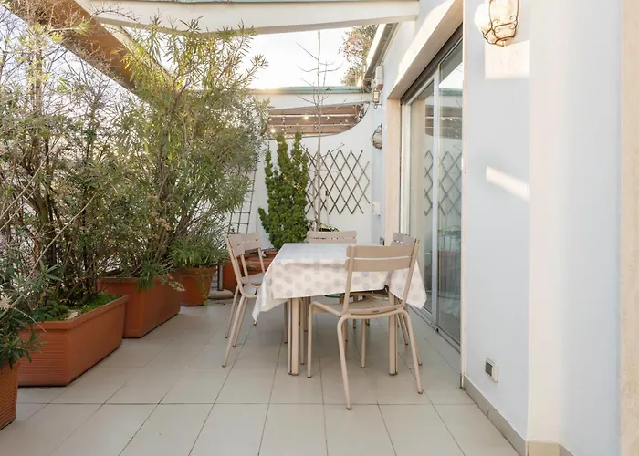 Apartman Design With Terrace, Modern And Stylish, 3 Bedrooms, 6 Guests