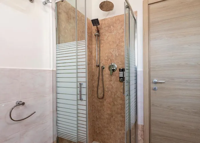 Flowers בית הארחה 3*