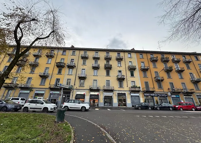 Navigli Metro4-tram2-naviglio Grande * Milán