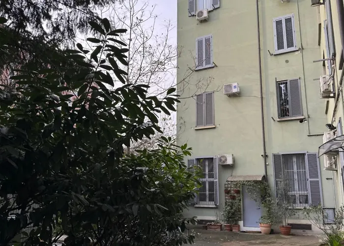 Navigli Metro4-tram2-naviglio Grande * Milano