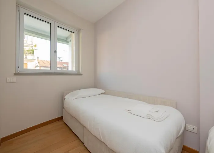 Elegante E Luminoso Con Box Auto A Pochi Passi Da Metropolitana M4 Apartamento