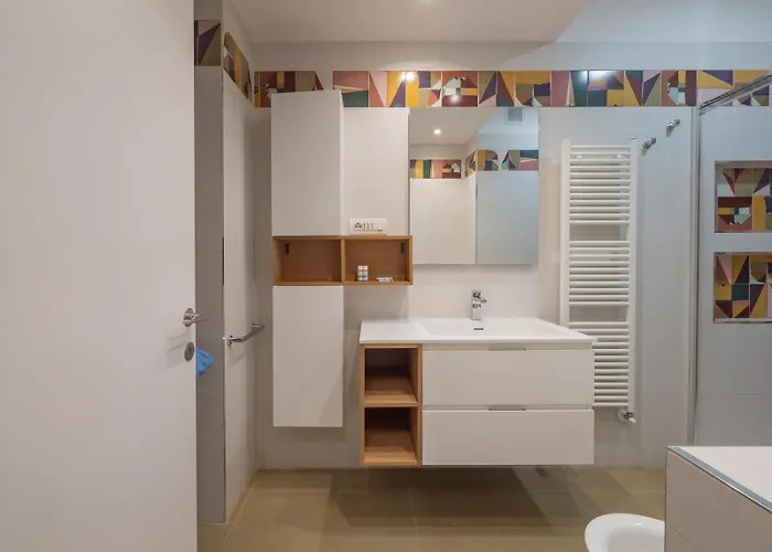 Elegante E Luminoso Con Box Auto A Pochi Passi Da Metropolitana M4