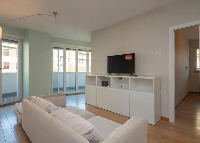 Elegante E Luminoso Con Box Auto A Pochi Passi Da Metropolitana M4