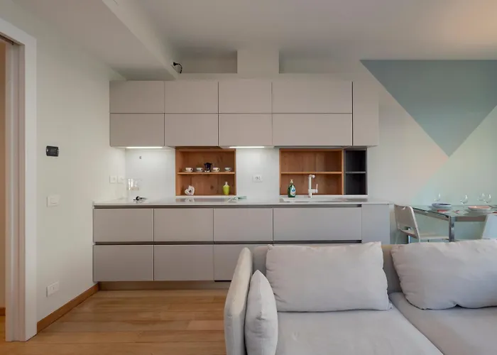 Elegante E Luminoso Con Box Auto A Pochi Passi Da Metropolitana M4