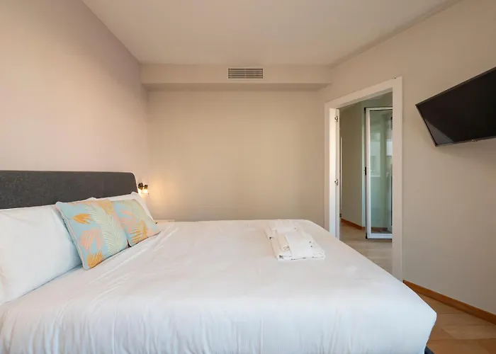 Elegante E Luminoso Con Box Auto A Pochi Passi Da Metropolitana M4 *