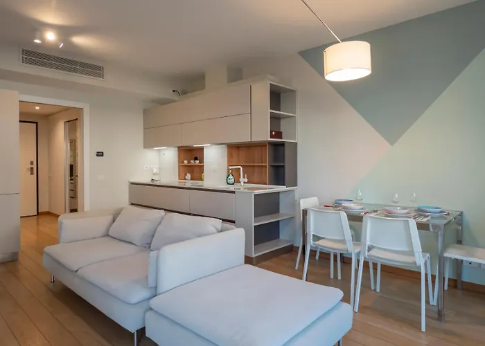 Elegante E Luminoso Con Box Auto A Pochi Passi Da Metropolitana M4