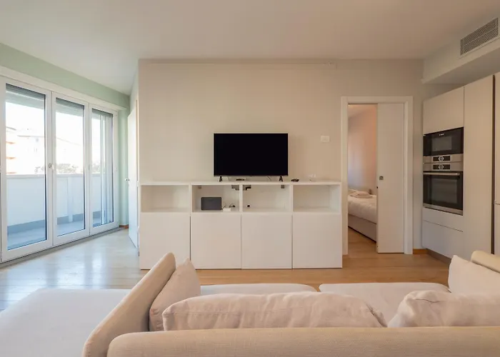 Elegante E Luminoso Con Box Auto A Pochi Passi Da Metropolitana M4 *