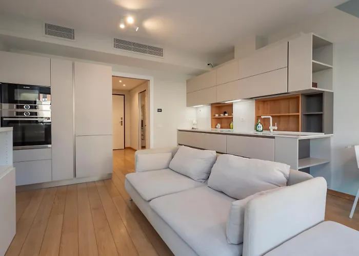 Elegante E Luminoso Con Box Auto A Pochi Passi Da Metropolitana M4