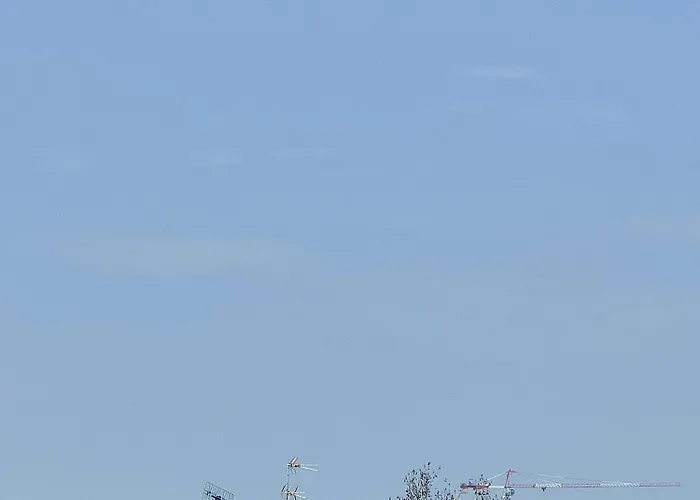 Urban לינה וארוחת בוקר 4*