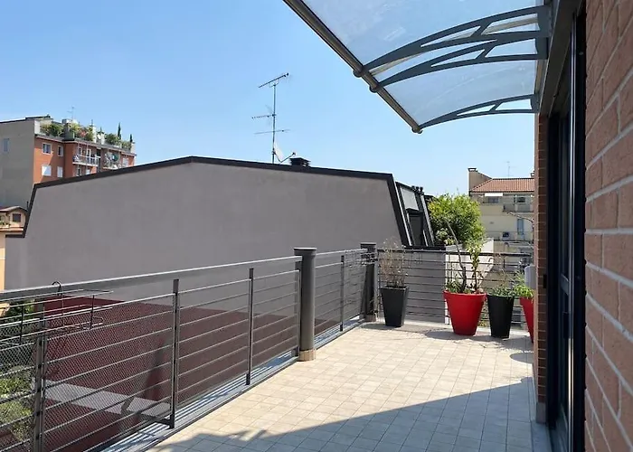 Penthouse Luce Near Metro-bus-tram Apartment *