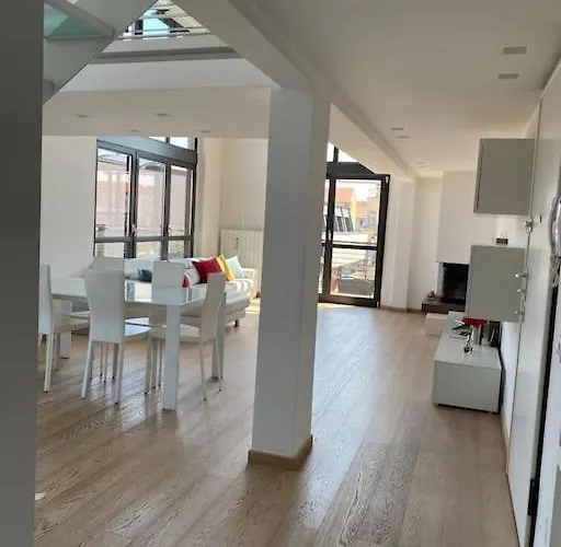 Penthouse Luce Near Metro-bus-tram Apartment