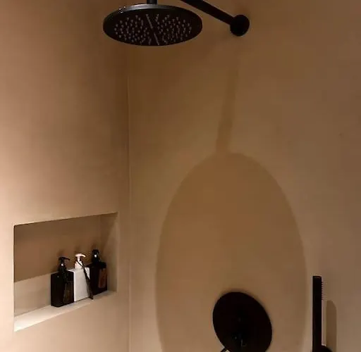 Modern Canal-side Loft With Private Garden *