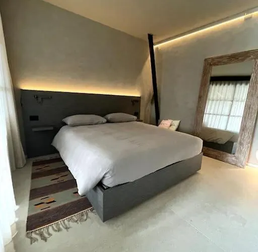 Modern Canal-side Loft With Private Garden