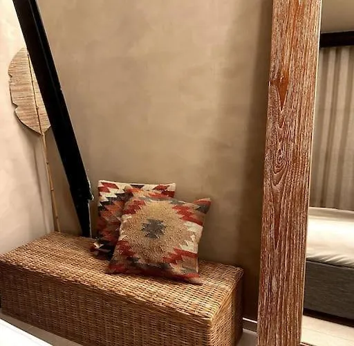 Modern Canal-side Loft With Private Garden *