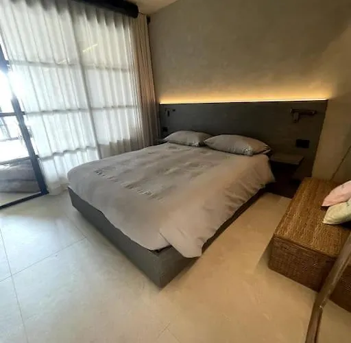 Modern Canal-side Loft With Private Garden Milan