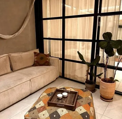 Modern Canal-side Loft With Private Garden