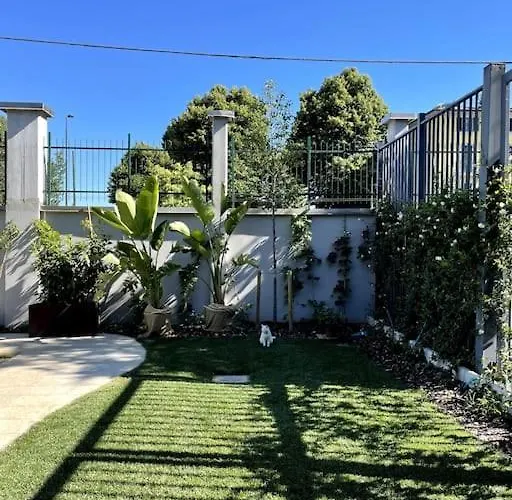 Modern Canal-side Loft With Private Garden *