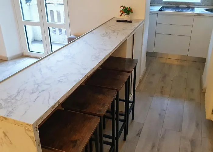 Spacious & Lovely - 4 Queen Bed Apartment *