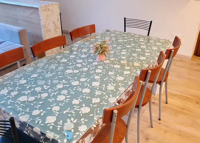 Spacious & Lovely - 4 Queen Bed Apartment Milan