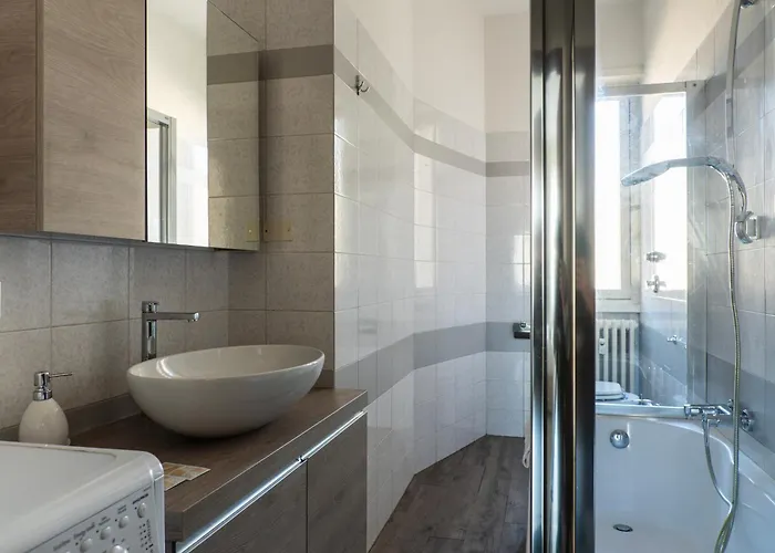 Youhosty - Populonia 10 Milán