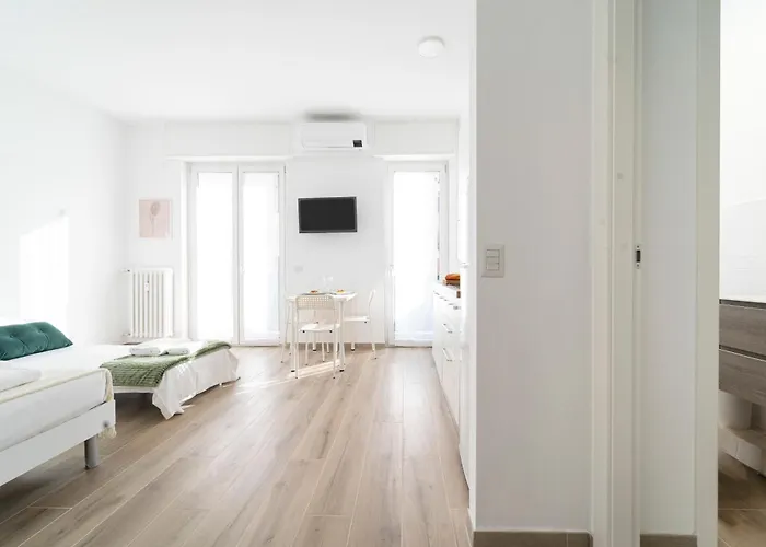 Modern Flat 10 Minutes Duomo דירה מילאנו