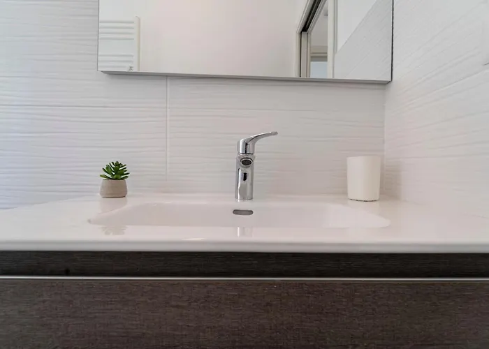 Modern Flat 10 Minutes Duomo דירה מילאנו