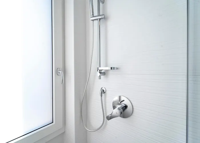 Modern Flat 10 Minutes Duomo דירה מילאנו