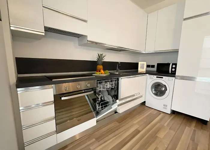 Chic Apt Near Piazza Duomo, Milan 아파트 *