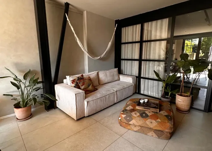 Modern Canal-side Loft With Private Garden Milan