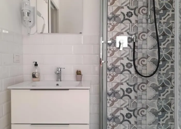 -l' Oasi Del Turista, Room2- Station Pensjonat Mediolan