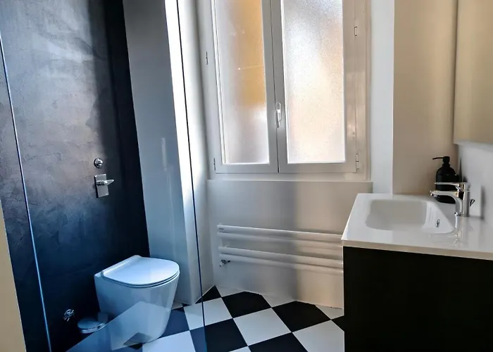 Black And White In Downtown With Ac, Wifi And Subway M1 M2 Airoport Connected, Station * Milano