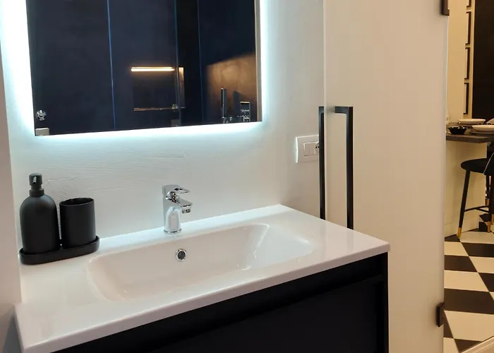 Black And White In Downtown With Ac, Wifi And Subway M1 M2 Airoport Connected, Station Daire