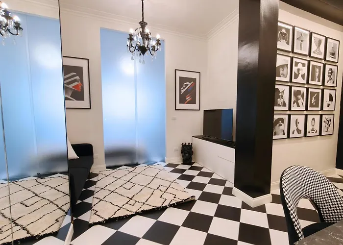 Daire Black And White In Downtown With Ac, Wifi And Subway M1 M2 Airoport Connected, Station Milano