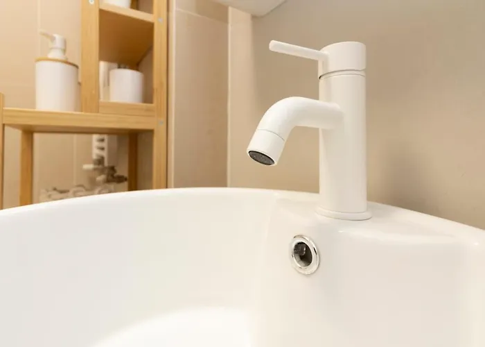 Апартаменты Sunny Retreat Near Metro, 12 Min To Duomo