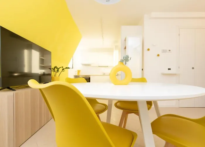 Апартаменты Sunny Retreat Near Metro, 12 Min To Duomo *