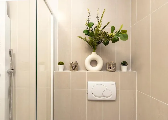 Sunny Retreat Near Metro, 12 Min To Duomo Апартаменты *