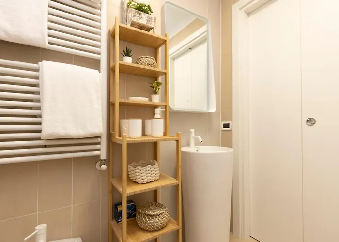 Sunny Retreat Near Metro, 12 Min To Duomo Апартаменты