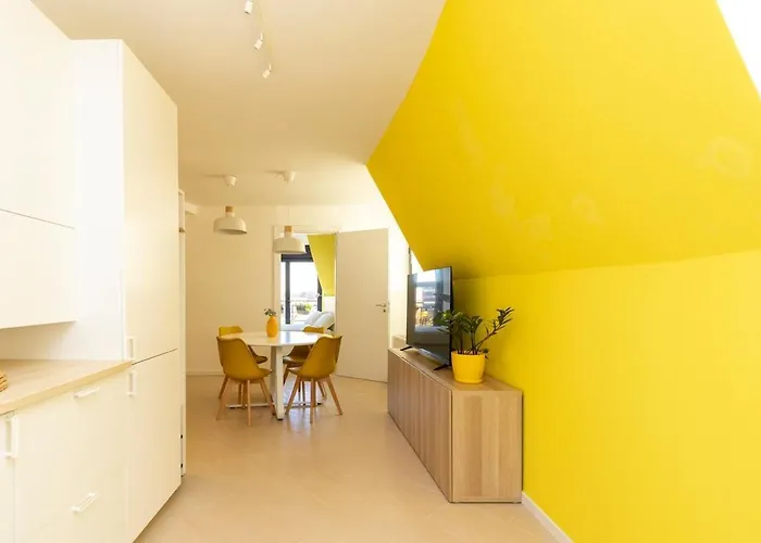 Sunny Retreat Near Metro, 12 Min To Duomo Апартаменты
