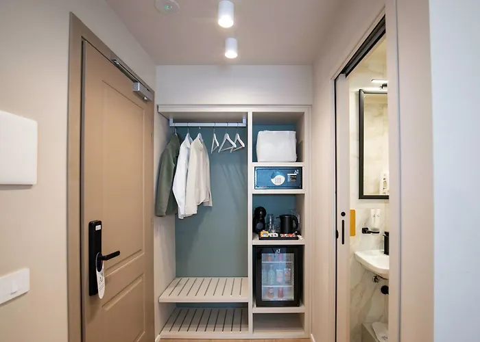 Ξενοδοχείο Aiello - Isola Design District 3*