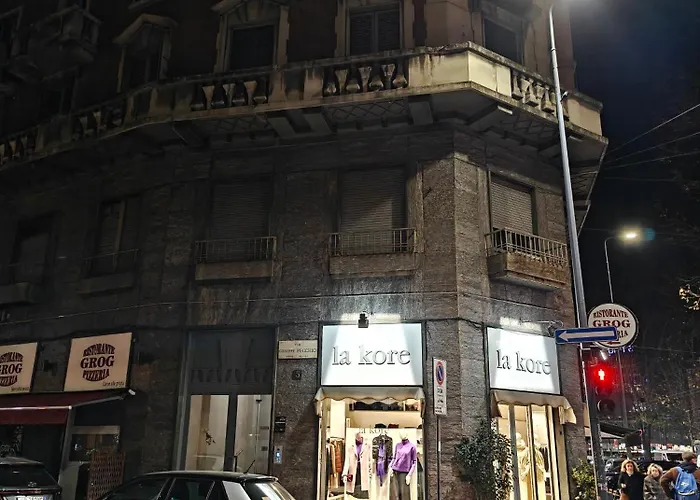 Black And White In Downtown With Ac, Wifi And Subway M1 M2 Airoport Connected, Station