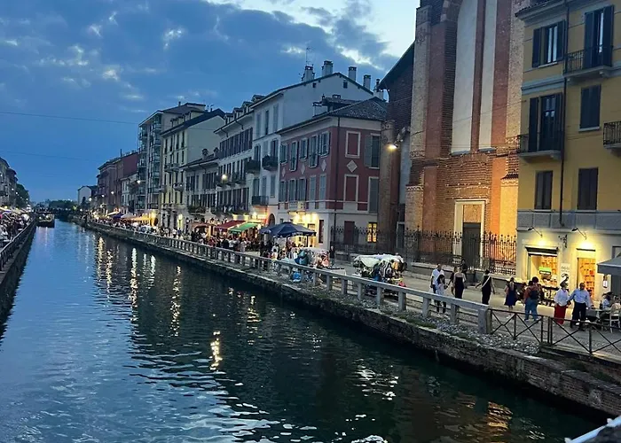 Carrara 23 Navigli Be Like! - Duomo Forum Bocconi Milán