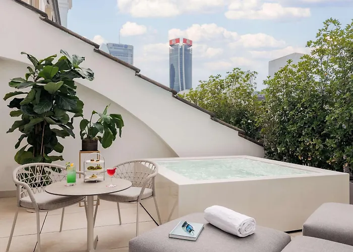 Hotel Nh Collection Citylife 4*